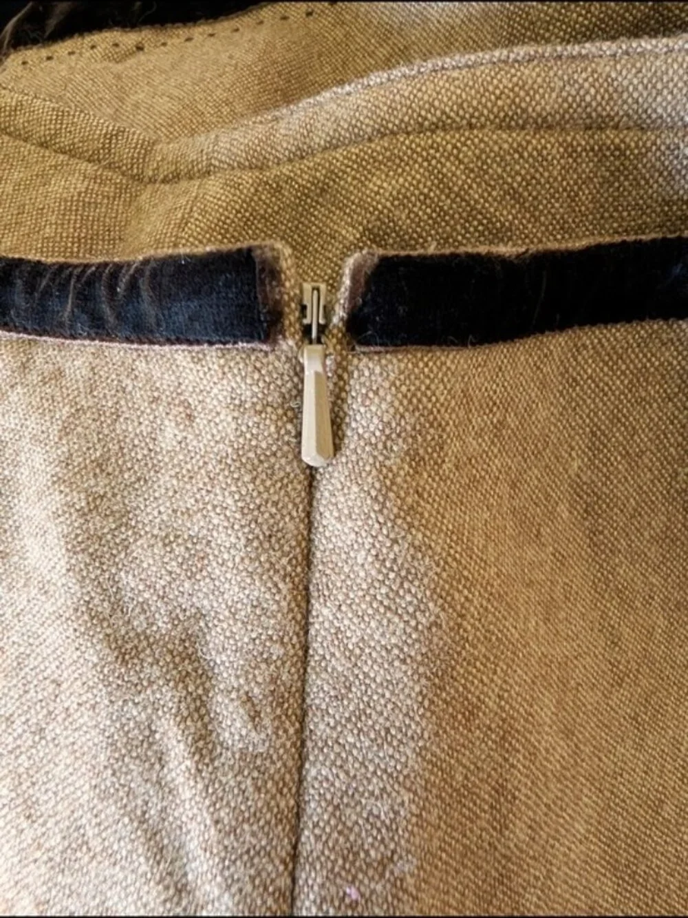 Willi‎ Smith Wool Blend Tan A-Line Skirt with Brown Velvet Trim Size 8